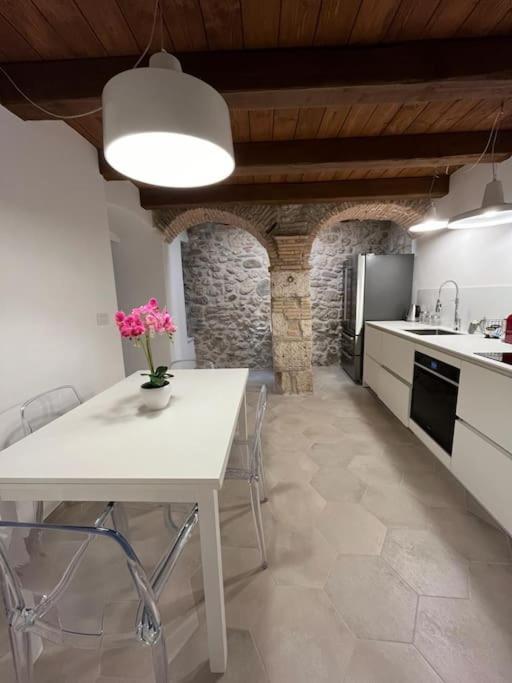 Appartement Charme In Centro With Private Parking à Ascoli Piceno Extérieur photo